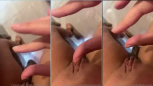 Babi Barelli no OnlyFans toda peladinha, com a Xoxota bem molhadinha de desejo