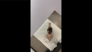 Delícia despida na webcam, se exibindo bem à vontade na cama do motel