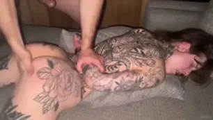 Pornô caseiro com uma gostosa toda tatuada, dando aquele cu bem apertadinho