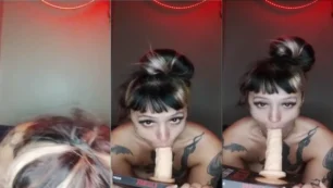 Vídeo caseiro virou febre na internet, com uma garota emo novinha se divertindo com um pau de borracha