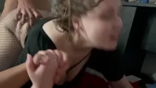 Gordinha se divertindo com o amante e dando uns toques no maridão, chamando ele de corninho