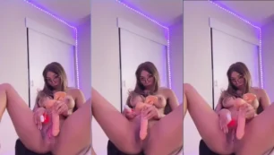 Karenmartinez66 se divertindo com a sua xereca