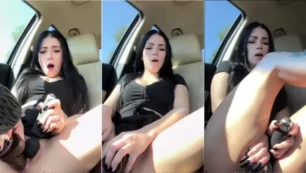 Lila Layne dentro do carro se divertindo com o brinquedinho na bucetinha