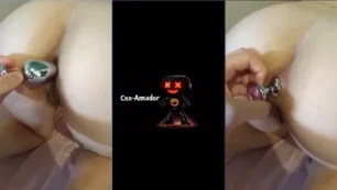 Ruiva bem clarinha, delícia, de quatro com um plug anal enorme no bumbum