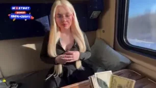 Transando com uma atriz pornô durante a viagem de trem na cabine