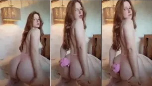 Xvideos com novinhas que tão fazendo uma graça, passando o plug anal na entrada do bumbum