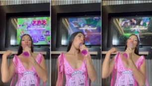 Natalia Vargas, a morena maravilhosa, mostrando todo seu charme com um vibrador